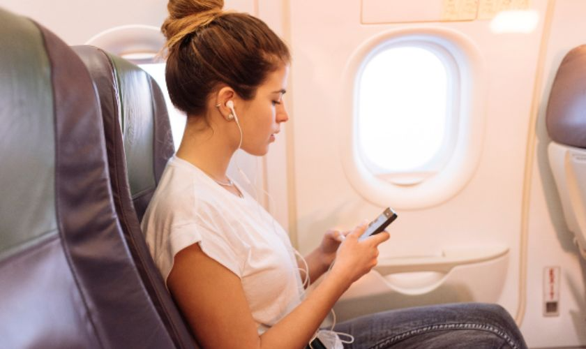 [Giải Đáp] Lên Máy Bay Có Được Đeo Tai Nghe Bluetooth Không?
