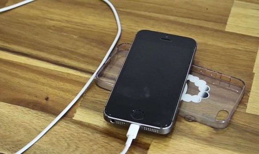 Sạc pin có cần tháo ốp lưng không?