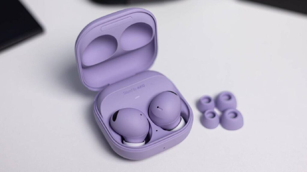 Vừa sạc điện thoại vừa đeo tai nghe Bluetooth có gây nguy hiểm không?